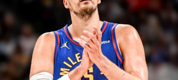 爱游戏平台官方官网-约基奇技术犯规送分，德约科维奇主帅怒摔战术板！